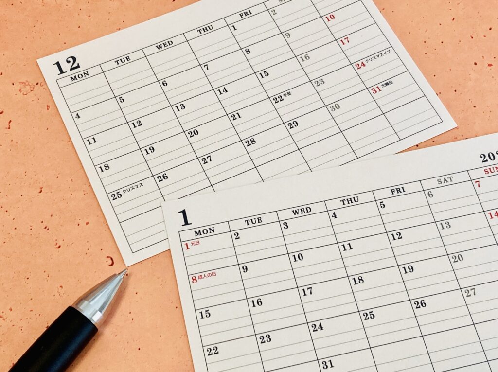 カレンダーとボールペン